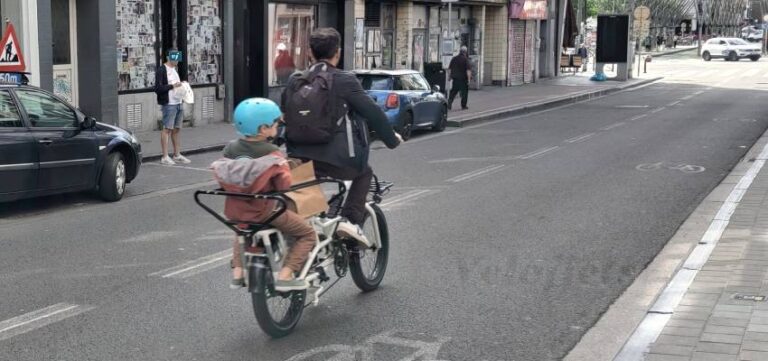 Électrique-longtail-vélo-avec-enfant-à-l'arrière