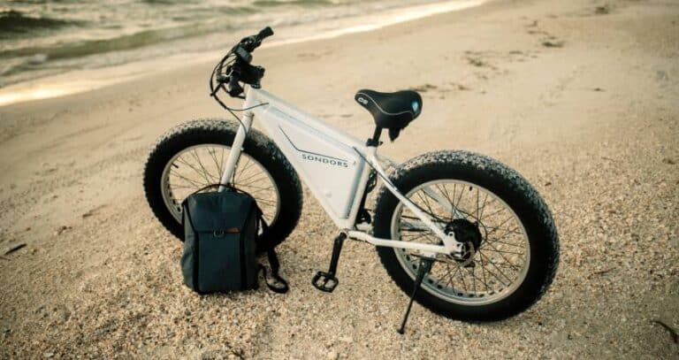 Fatbike électrique avec des pneus larges