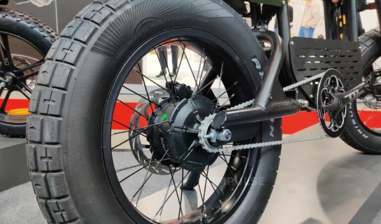 Les fatbikes ont des roues de 4 pouces de large ou plus larges