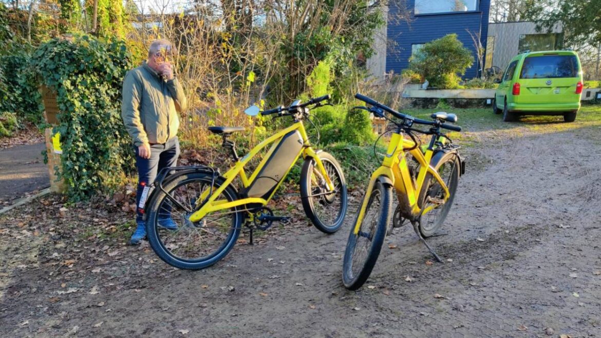 Liens een ellio Max à côté d'un Stromer ST3 à droite