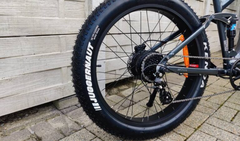 Pneus Kenda Juggernaut fatbike épais et grands avec un motif robuste pour VTT