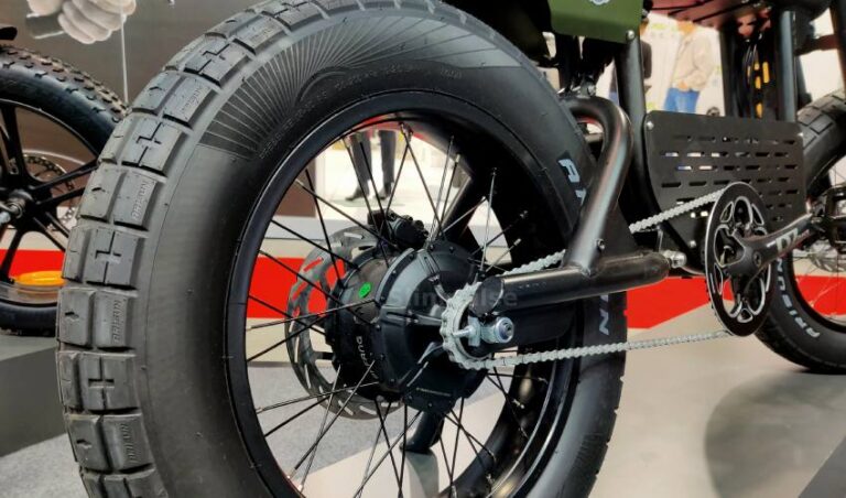 Pneus de moto à profil épais sur le fatbike électrique d'Ape Ryder Pneus de moto à profil épais sur le fatbike électrique d'Ape Ryder