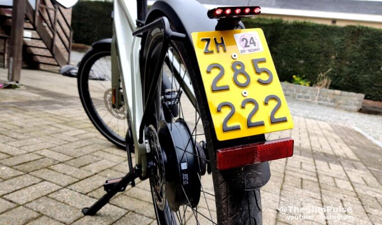 Porte-plaque d'immatriculation avec feu arrière et réflecteur obligatoires présents