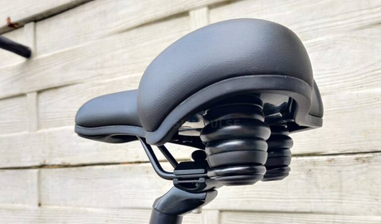 Selle avec suspension supplémentaire pour absorber les chocs