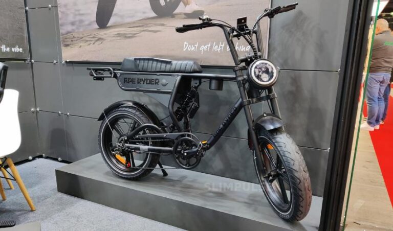 Vélos à assistance électrique fatbikes comparés côte à côte au stand APE RYDER à Velofollies 2024 Vélos à assistance électrique fatbikes comparés côte à côte au stand APE RYDER à Velofollies 2024